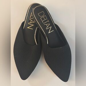 Delan Black Textured Shoes